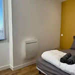 T2 Rénové Avec Salon Séparé, Canapé, Tv