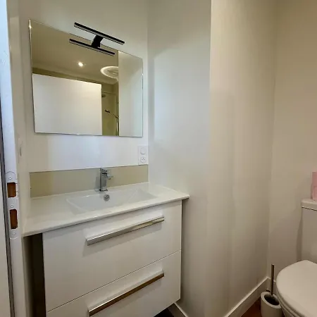 T2 Renove Avec Salon Separe, Canape, Tv Apartment