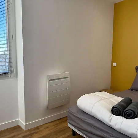 T2 Renove Avec Salon Separe, Canape, Tv