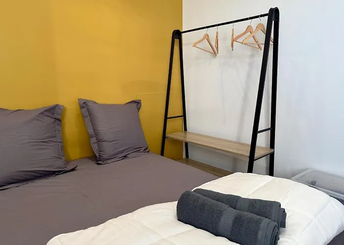 T2 Rénové Avec Salon Séparé, Canapé, Tv * La Roche-sur-Yon