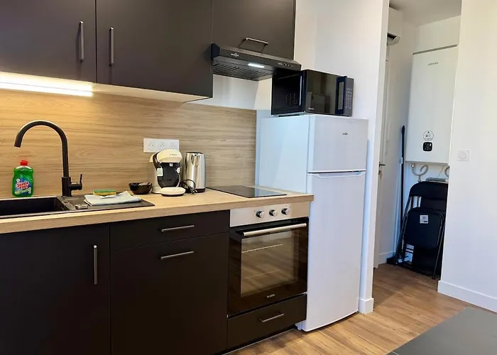 T2 Rénové Avec Salon Séparé, Canapé, Tv * La Roche-sur-Yon