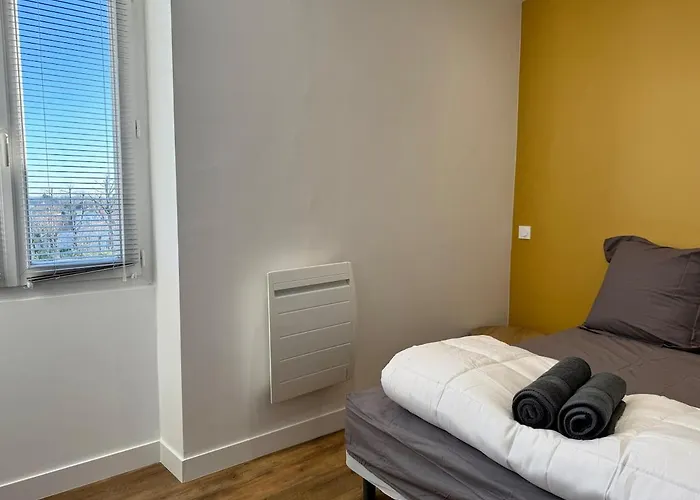 T2 Renove Avec Salon Separe, Canape, Tv