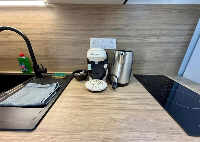 Apartment T2 Renove Avec Salon Separe, Canape, Tv