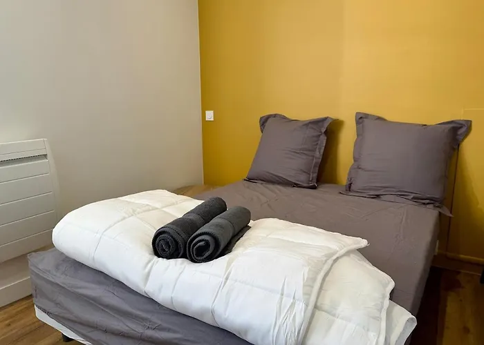 Appartamento T2 Rénové Avec Salon Séparé, Canapé, Tv